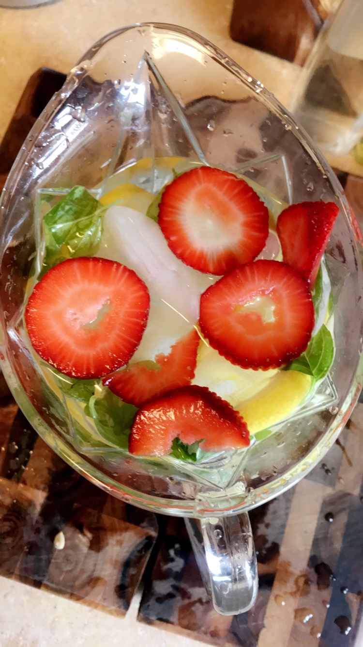 Simple, Summer-Strawberry Infused Water🍓🌿🍋
